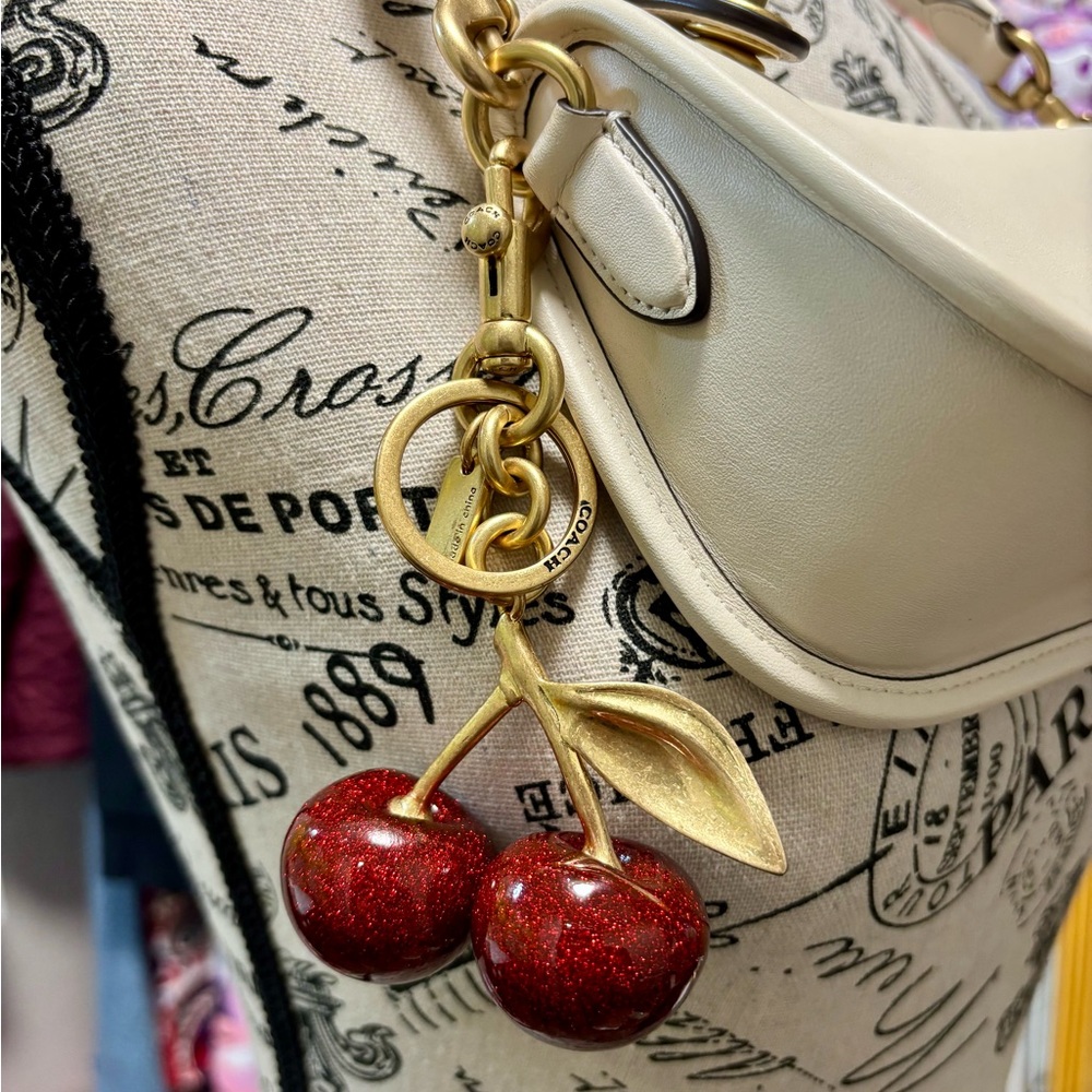 Beautiful Coach Limited Edition Swinger Bag 
PLUS Coach Cherries Keychain!🍒 - Picture 2 of 16